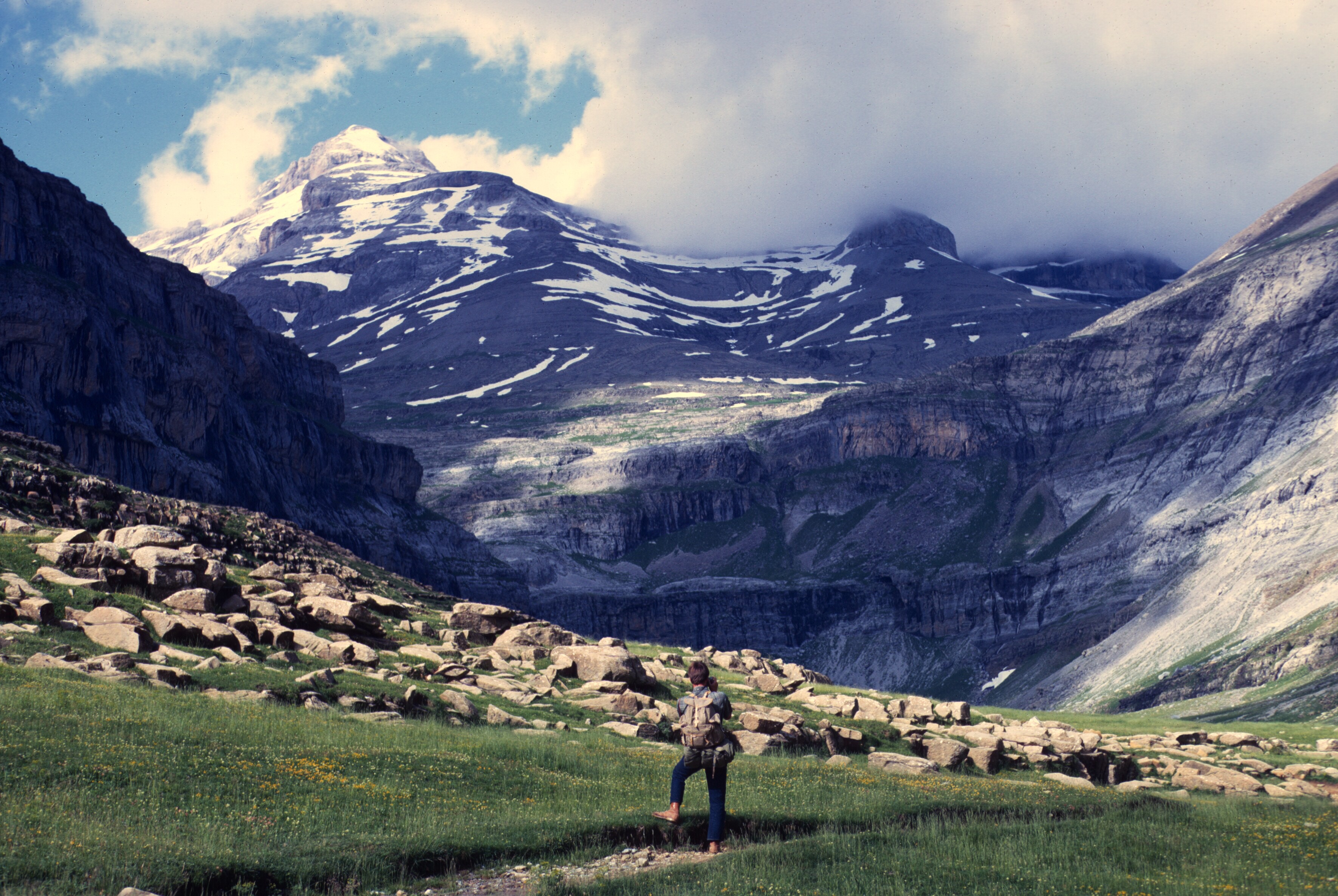 spain pyrenees ordesa valley end copy