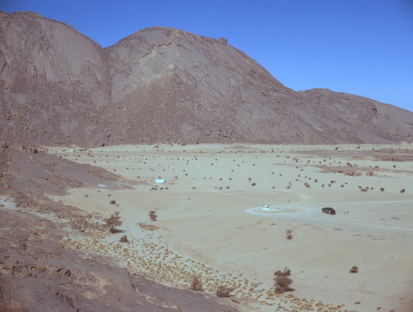 algeria sahara saint tomb truck